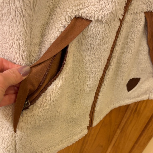 Legendary Whitetails Cream Sherpa Vest with Tan Suede Trim - Picture 4 of 10